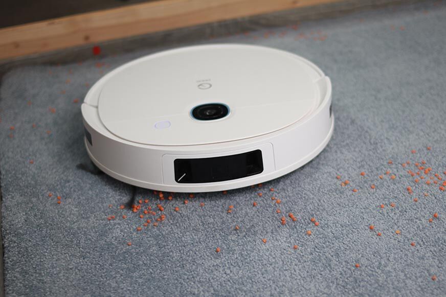 Yeedi Vac 2 Pro beim Linsen Saugtest auf einem Teppich